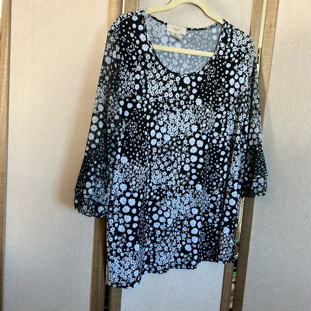 FINAL MARKDOWN Diana Belle Black and White Floral top 2x
